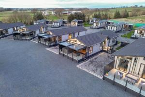 une vue sur une maison avec beaucoup de dans l'établissement Arranview Lochside Pods & Lodges all with private Hot-tubs, à Fenwick