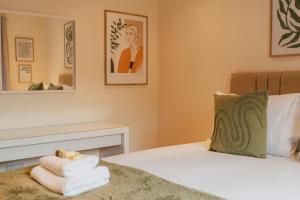 מיטה או מיטות בחדר ב-Charming city centre 2 bed apartment - Sleeps 4. With Parking.