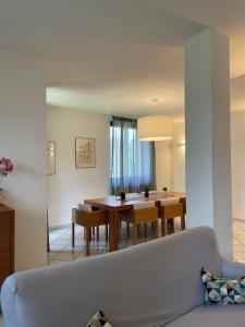 a living room with a couch and a dining room at Bnbook Villa Biancospino in Travedona