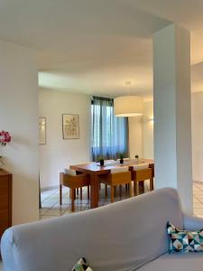 A seating area at Bnbook Villa Biancospino
