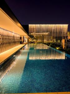uma piscina num edifício à noite em MarQ Luxury Apartment 48 Gym, City Center, Infinity Pool, Netflix em Ho Chi Minh