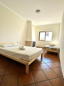 a bedroom with a bed and a bench in it at Fabuloso T3 Praia dos Pescadores in Albufeira +32 photos