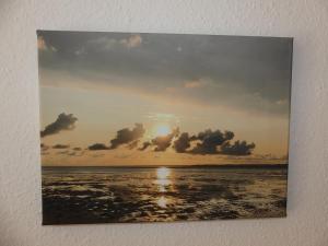 ヴィーク・アウフ・フェールにあるHaus Seeadler Whg 02の海上夕日の写真