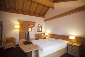 Letto o letti in una camera di Hotel Seraina