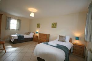 a hotel room with two beds and a room with twoermottermott at Grooms Cottage in Leighton Buzzard