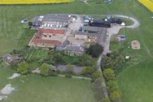 una vista aérea de una casa grande con patio en Grooms Cottage en Leighton Buzzard