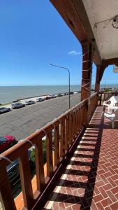 balcón con vistas a la playa en Hotel con Hermosa Vista al Mar MDQ en Mar del Plata