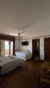 1 dormitorio con 2 camas y TV de pantalla plana en Hotel con Hermosa Vista al Mar MDQ en Mar del Plata