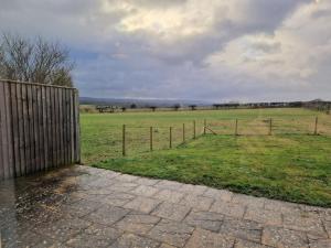 ein Feld mit einem Zaun und einem Feld mit einem Feld in der Unterkunft The Homestead in Leighton Buzzard