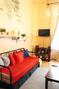 ブダペストにあるLEM Family Apartmentのリビングルーム(赤い枕のベッド付)