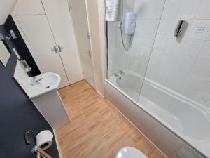 een badkamer met douche, wastafel en toilet bij Lime Kiln in Leighton Buzzard +8 foto's