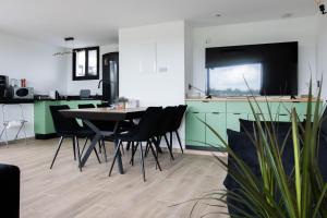 Kuchyň nebo kuchyňský kout v ubytování Royal Suites Dalia - וילה עם 4 סוויטות מהממות, בריכה מחוממת וג'קוזי
