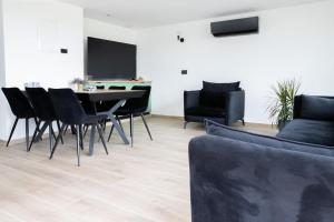 Χώρος καθιστικού στο Royal Suites Dalia - וילה עם 4 סוויטות מהממות, בריכה מחוממת וג'קוזי