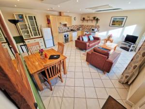 cocina y sala de estar con sofá y mesa en Town End en Leighton Buzzard