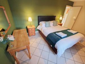Dormitorio pequeño con cama y mesa en Town End en Leighton Buzzard
