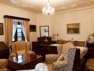 een woonkamer met 2 stoelen en een bank bij Boutique hotel & Wellness Spitzerova vila Eliška in Janovice