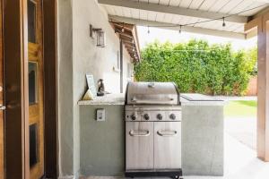 an outdoor kitchen with a stove in a house at Heated Pool Outdoor Kitchen Patio Modern Design in Scottsdale