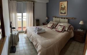 - une chambre dotée d'un grand lit avec deux animaux rembourrés dans l'établissement Complejo El Puente, à Puerto Madryn