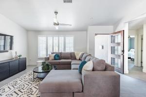 - un salon avec un canapé et une table dans l'établissement Heated Pool Outdoor Kitchen Patio Modern Design, à Scottsdale