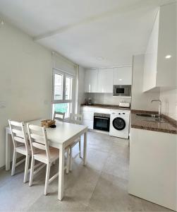 Kuchyň nebo kuchyňský kout v ubytování Apartamentos Turísticos Victoria