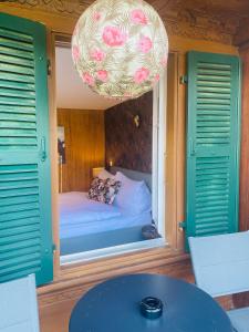 Postel nebo postele na pokoji v ubytování Boutique Hotel Bellevue B&B am Brienzersee Iseltwald Interlaken