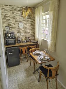 uma cozinha com mesa e cadeiras num quarto em Studio Central Curitiba em Curitiba