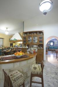 una cucina con bancone e sedie in camera di Dar Chennoufi a Sicca Veneria