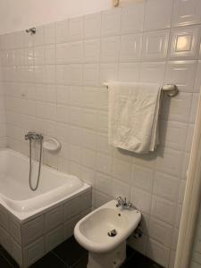 亞的斯亞貝巴的住宿－SSHC Apartments，白色的浴室设有卫生间和水槽。