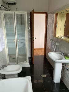 亞的斯亞貝巴的住宿－SSHC Apartments，浴室配有卫生间、盥洗盆和淋浴。