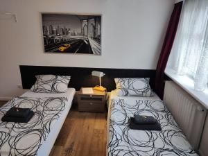 Zimmer mit 2 Betten und einem Bild an der Wand in der Unterkunft Pension Zum Burggrafen in Delmenhorst