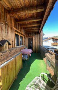 eine große Terrasse mit einem Tisch und Stühlen darauf in der Unterkunft Chic in Ehrwald