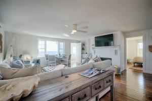 Televisyen dan/atau pusat hiburan di Stunning Waterfront Views Beach steps away