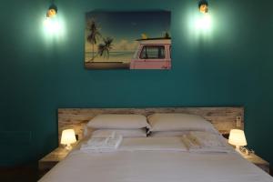 Casale Calabria في غيزيريا: غرفة نوم بسرير مع لوحة على الحائط