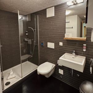 Koupelna v ubytování Hotel Rätia