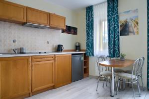 Kuchyňa alebo kuchynka v ubytovaní ApartamentyPrzyMorzu Wschód Słońca Olymp z basenem