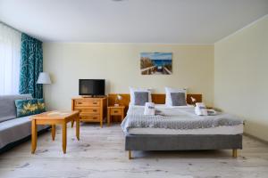 Posteľ alebo postele v izbe v ubytovaní ApartamentyPrzyMorzu Wschód Słońca Olymp z basenem + 16 fotografií