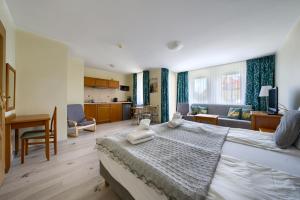 Posteľ alebo postele v izbe v ubytovaní ApartamentyPrzyMorzu Wschód Słońca Olymp z basenem