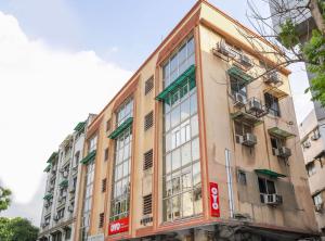 um edifício com muitas janelas do lado em OYO Hotel Shubham Inn em Ahmedabad