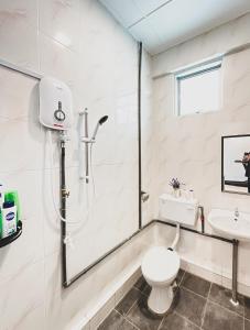 Koupelna v ubytování Urban ArtHouse Homestay - Permai, Sibu, Sarawak + 32 fotografií