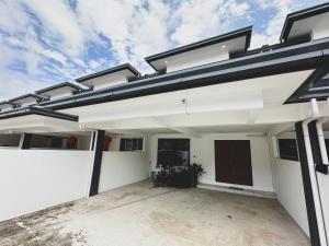 ein großes weißes Haus mit Garage in der Unterkunft Urban ArtHouse Homestay - Permai, Sibu, Sarawak in Sibu