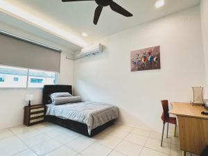 een slaapkamer met een bed en een plafondventilator bij Urban ArtHouse Homestay - Permai, Sibu, Sarawak in Sibu