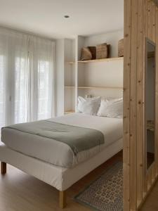 una camera con un grande letto e una grande finestra di Saldanha Guest House a Lisbona