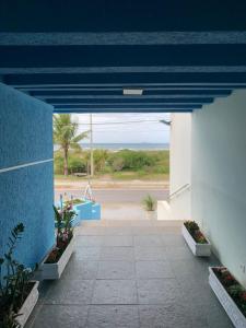 uma vista do interior de um edifício com um tecto azul em HOTEL PORTO FINO em Pontal do Paraná