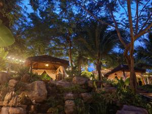 Ban Dông-Naxôk的住宿－九号公馆，夜间在树林里建一座建筑的度假胜地