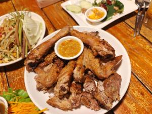 een bord met vlees en saus op een tafel bij 九号公馆 in Ban Dông-Naxôk