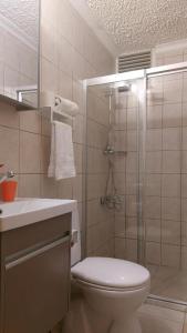 فندق باياز ملك في أنطاليا: حمام مع دش ومرحاض ومغسلة