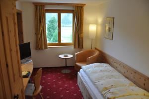 Letto o letti in una camera di Hotel Seraina