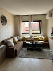- un salon avec un canapé et une fenêtre dans l'établissement Susana home, à Marrakech