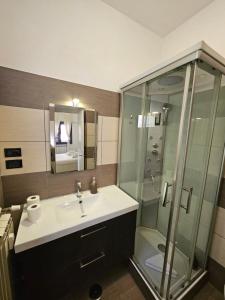 bagno con lavandino e doccia di ROME HOLIDAY QUIET AND CONFORTABLE APARTMENT a Roma
