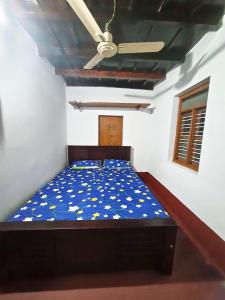 Uma cama ou camas num quarto em Hallimane Homestay